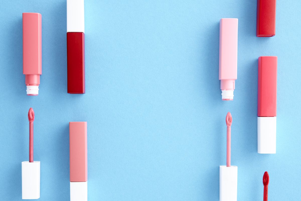 Rouges à lèvres en flatlay