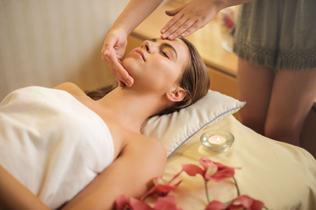 Modelage du visage en cabine de spa