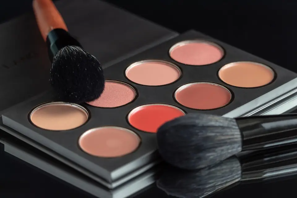Photo d'illustration du cours « École Vendôme — Maquillage professionnel » : Finition maquillage