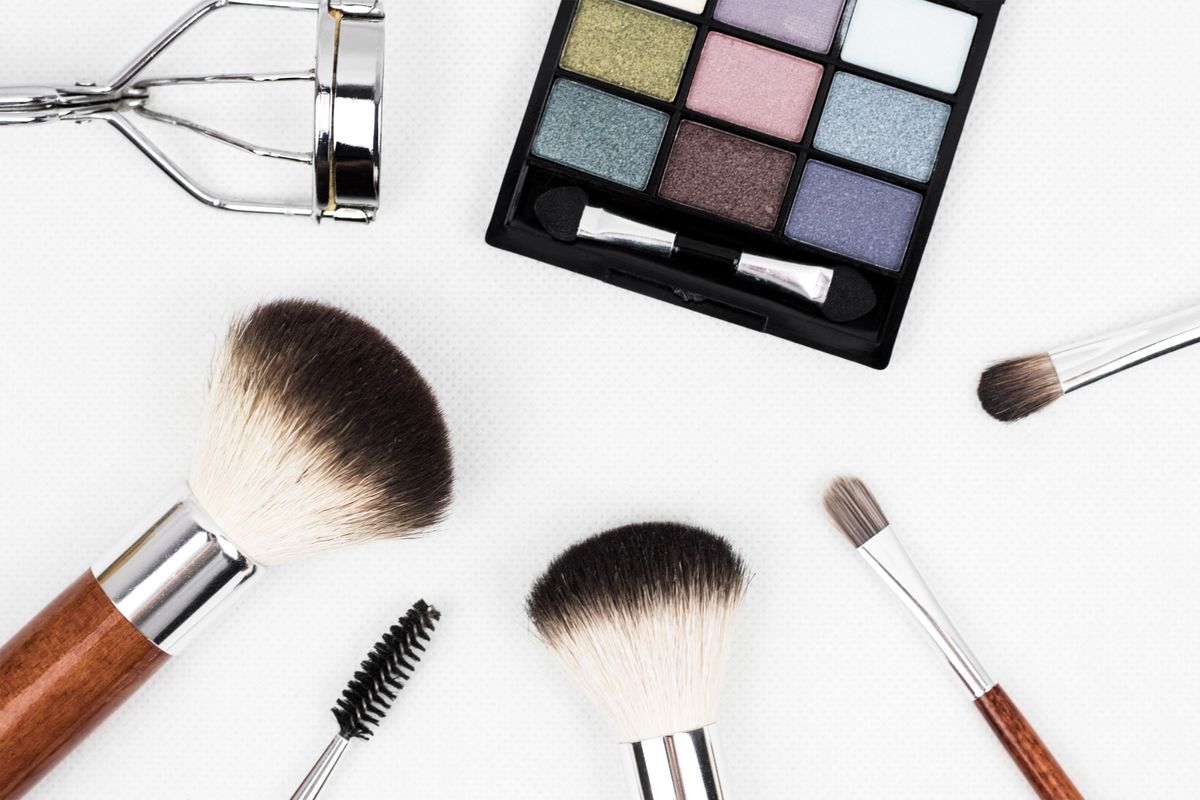 Pinceaux et palette de maquillage